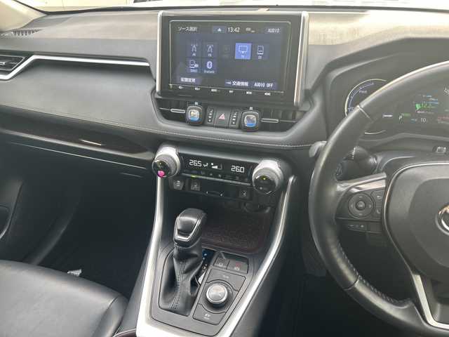 トヨタ ＲＡＶ４ ハイブリットG 東京都 2020(令2)年 5.7万km ホワイトパールクリスタルシャイン ワンオーナー/レザーシート/4WD/純正SDナビ（NSZT-Y68T）/・Bluetooth/TV/CD/DVD/SD/Toyota Safety Sense/・プリクラッシュセーフティ/・レーントレーシングアシスト/・レーダークルーズコントロール/・オートマチックハイビーム/・ロードサインアシスト/先行車発進告知機能/インテリジェントクリアランスソナー/リヤクロストラフィックオートブレーキ/ブラインドスポットモニター/横滑り防止装置/盗難防止装置/ドライブレコーダー/バックカメラ/オートライト/オートマチックハイビーム/オートエアコン/電動格納ミラー/プッシュスタート/電動リアゲート/コーナーセンサー/純正18インチアルミホイール/TRD製エアロパーツセット/TRD製オーバーフェンダー/ETC/スペアキー1本/取扱説明書