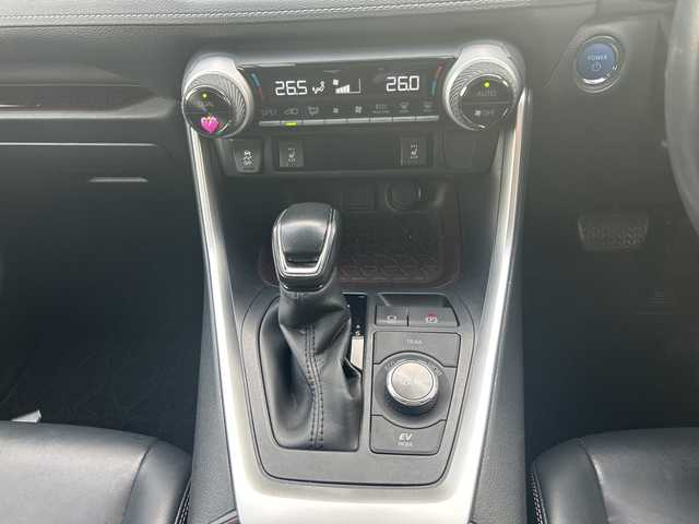 トヨタ ＲＡＶ４ ハイブリットG 東京都 2020(令2)年 5.7万km ホワイトパールクリスタルシャイン ワンオーナー/レザーシート/4WD/純正SDナビ（NSZT-Y68T）/・Bluetooth/TV/CD/DVD/SD/Toyota Safety Sense/・プリクラッシュセーフティ/・レーントレーシングアシスト/・レーダークルーズコントロール/・オートマチックハイビーム/・ロードサインアシスト/先行車発進告知機能/インテリジェントクリアランスソナー/リヤクロストラフィックオートブレーキ/ブラインドスポットモニター/横滑り防止装置/盗難防止装置/ドライブレコーダー/バックカメラ/オートライト/オートマチックハイビーム/オートエアコン/電動格納ミラー/プッシュスタート/電動リアゲート/コーナーセンサー/純正18インチアルミホイール/TRD製エアロパーツセット/TRD製オーバーフェンダー/ETC/スペアキー1本/取扱説明書