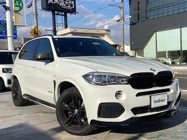 ＢＭＷ Ｘ５ xDrive 35d Mスポーツ 京都府 2017(平29)年 8.5万km アルピンホワイトⅢ セレクトパッケージ/　・パノラマサンルーフ/　・ソフトクローズドア/　・２列目シートヒーター/　・Ｆ席ランバーサポート/　・１２Ｖ電源ソケット/OP.アダクティブLEDヘッドライト/ALPINE製後席ディスプレー×２/社外フロントリップ/社外リアディフューザー/社外ルーフスポイラー/社外フロントグリル/黒革シート/前席ＰＷシート/前席シートヒーター/フロントカメラ/バックカメラ/前後クリアランスソナー/レーダークルーズ/衝突軽減ブレーキ/純正ナビ　フルセグＴＶ/ヒルディセントコントロール/スマートキー×２/新車保証書/取扱説明書