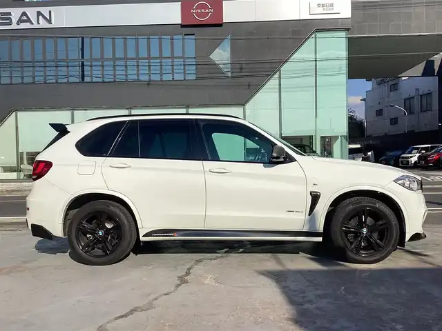 ＢＭＷ Ｘ５ xDrive 35d Mスポーツ 京都府 2017(平29)年 8.5万km アルピンホワイトⅢ セレクトパッケージ/　・パノラマサンルーフ/　・ソフトクローズドア/　・２列目シートヒーター/　・Ｆ席ランバーサポート/　・１２Ｖ電源ソケット/OP.アダクティブLEDヘッドライト/ALPINE製後席ディスプレー×２/社外フロントリップ/社外リアディフューザー/社外ルーフスポイラー/社外フロントグリル/黒革シート/前席ＰＷシート/前席シートヒーター/フロントカメラ/バックカメラ/前後クリアランスソナー/レーダークルーズ/衝突軽減ブレーキ/純正ナビ　フルセグＴＶ/ヒルディセントコントロール/スマートキー×２/新車保証書/取扱説明書