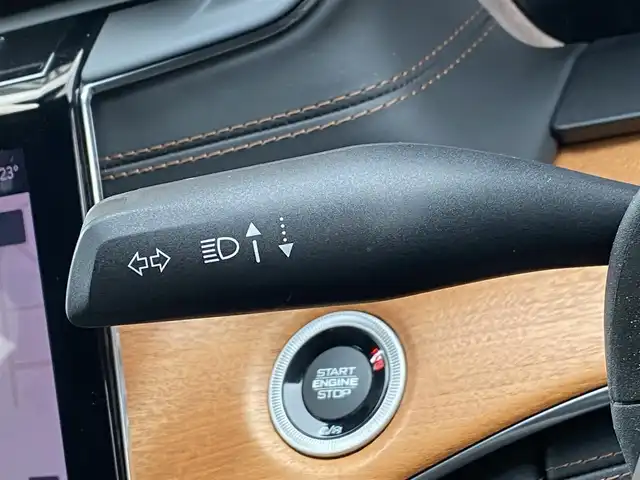 クライスラー・ジープ ジープ グランドチェロキー サミットリザーブ 4xe 福岡県 2023(令5)年 2万km 白 パノラマサンルーフ/アダプティブクルーズコントロール/ブラインドスポットモニター/レーンキープアシスト/黒革シート/ハンドルヒーター　/全席シートヒーター/全席ベンチレーション　/マッサージ機能　/ワイヤレス充電/全方位カメラ　/パワーバックドア/前後ドライブレコーダー/純正21インチアルミホイール/ETC