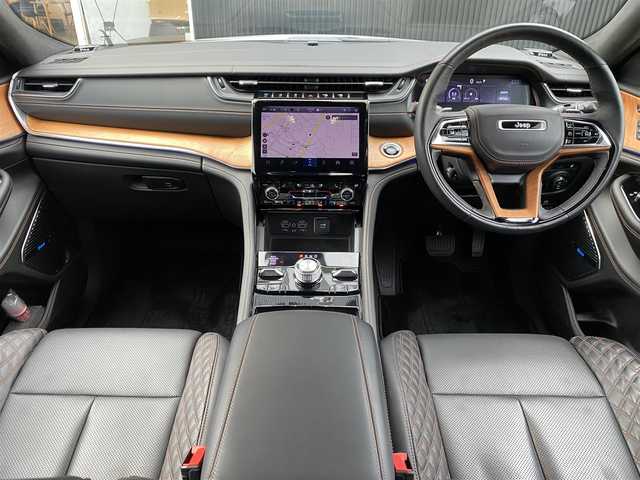 クライスラー・ジープ ジープ グランドチェロキー サミットリザーブ 4xe 福岡県 2023(令5)年 2万km 白 パノラマサンルーフ/アダプティブクルーズコントロール/ブラインドスポットモニター/レーンキープアシスト/黒革シート/ハンドルヒーター　/全席シートヒーター/全席ベンチレーション　/マッサージ機能　/ワイヤレス充電/全方位カメラ　/パワーバックドア/前後ドライブレコーダー/純正21インチアルミホイール/ETC