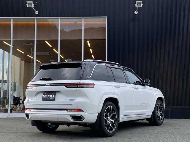 クライスラー・ジープ ジープ グランドチェロキー サミットリザーブ 4xe 福岡県 2023(令5)年 2万km 白 パノラマサンルーフ/アダプティブクルーズコントロール/ブラインドスポットモニター/レーンキープアシスト/黒革シート/ハンドルヒーター　/全席シートヒーター/全席ベンチレーション　/マッサージ機能　/ワイヤレス充電/全方位カメラ　/パワーバックドア/前後ドライブレコーダー/純正21インチアルミホイール/ETC