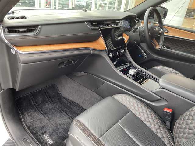 クライスラー・ジープ ジープ グランドチェロキー サミットリザーブ 4xe 福岡県 2023(令5)年 2万km 白 パノラマサンルーフ/アダプティブクルーズコントロール/ブラインドスポットモニター/レーンキープアシスト/黒革シート/ハンドルヒーター　/全席シートヒーター/全席ベンチレーション　/マッサージ機能　/ワイヤレス充電/全方位カメラ　/パワーバックドア/前後ドライブレコーダー/純正21インチアルミホイール/ETC