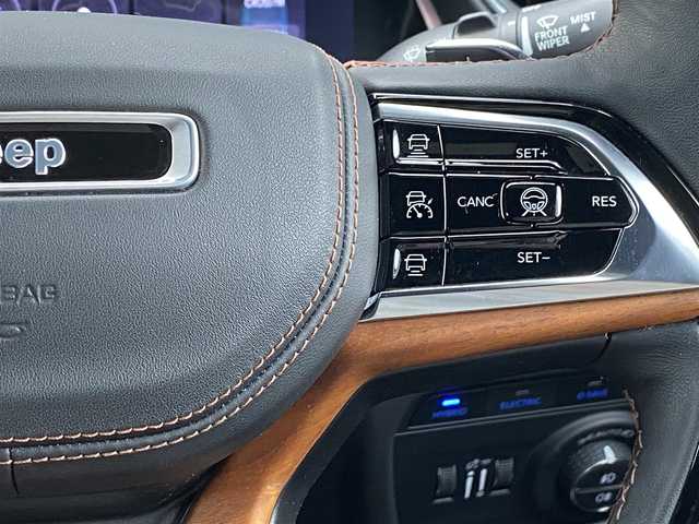 クライスラー・ジープ ジープ グランドチェロキー サミットリザーブ 4xe 福岡県 2023(令5)年 2万km 白 パノラマサンルーフ/アダプティブクルーズコントロール/ブラインドスポットモニター/レーンキープアシスト/黒革シート/ハンドルヒーター　/全席シートヒーター/全席ベンチレーション　/マッサージ機能　/ワイヤレス充電/全方位カメラ　/パワーバックドア/前後ドライブレコーダー/純正21インチアルミホイール/ETC