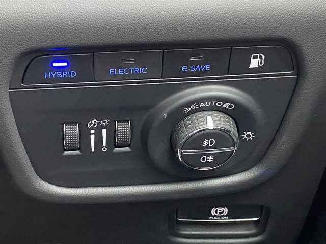 クライスラー・ジープ ジープ グランドチェロキー サミットリザーブ 4xe 福岡県 2023(令5)年 2万km 白 パノラマサンルーフ/アダプティブクルーズコントロール/ブラインドスポットモニター/レーンキープアシスト/黒革シート/ハンドルヒーター　/全席シートヒーター/全席ベンチレーション　/マッサージ機能　/ワイヤレス充電/全方位カメラ　/パワーバックドア/前後ドライブレコーダー/純正21インチアルミホイール/ETC