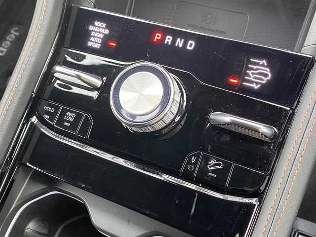 クライスラー・ジープ ジープ グランドチェロキー サミットリザーブ 4xe 福岡県 2023(令5)年 2万km 白 パノラマサンルーフ/アダプティブクルーズコントロール/ブラインドスポットモニター/レーンキープアシスト/黒革シート/ハンドルヒーター　/全席シートヒーター/全席ベンチレーション　/マッサージ機能　/ワイヤレス充電/全方位カメラ　/パワーバックドア/前後ドライブレコーダー/純正21インチアルミホイール/ETC