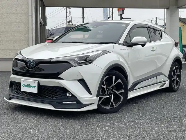 トヨタ Ｃ－ＨＲ G 埼玉県 2018(平30)年 7.2万km ホワイトパールクリスタルシャイン ・ＴＲＤ　ＬＥＤライト付きＦスポイラー/・ＴＲＤサイド＆リアアンダースポイラー　/・リアゲートスポイラー　/・テールゲートスポイラー　/・サイドドアガーニッシュ　/・社外マフラー/・純正18インチアルミ/・純正ナビフルセグTV/・DVD　BTA　/・バックカメラ/・ETC2.0/・ドライブレコーダー/・ハーフレザーシート/・シートひたー/・コンビステアリング/・レーダークルーズコントロール/・BSM/・オートライト/・オートハイビーム/・LEDヘットライト/・LEDフォグライト/・コーナーセンサー/・フロアマット/・サイドバイザー/・ディーラー記録複数年有