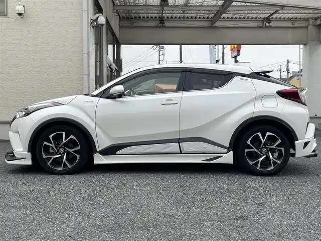 トヨタ Ｃ－ＨＲ G 埼玉県 2018(平30)年 7.2万km ホワイトパールクリスタルシャイン ・ＴＲＤ　ＬＥＤライト付きＦスポイラー/・ＴＲＤサイド＆リアアンダースポイラー　/・リアゲートスポイラー　/・テールゲートスポイラー　/・サイドドアガーニッシュ　/・社外マフラー/・純正18インチアルミ/・純正ナビフルセグTV/・DVD　BTA　/・バックカメラ/・ETC2.0/・ドライブレコーダー/・ハーフレザーシート/・シートひたー/・コンビステアリング/・レーダークルーズコントロール/・BSM/・オートライト/・オートハイビーム/・LEDヘットライト/・LEDフォグライト/・コーナーセンサー/・フロアマット/・サイドバイザー/・ディーラー記録複数年有