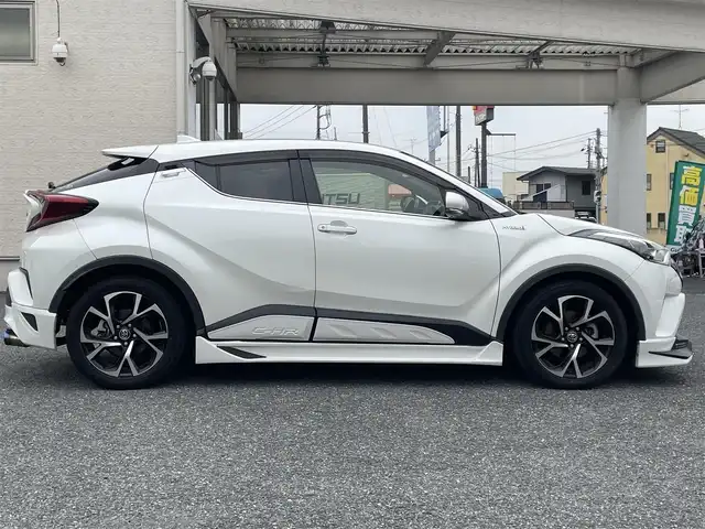 トヨタ Ｃ－ＨＲ G 埼玉県 2018(平30)年 7.2万km ホワイトパールクリスタルシャイン ・ＴＲＤ　ＬＥＤライト付きＦスポイラー/・ＴＲＤサイド＆リアアンダースポイラー　/・リアゲートスポイラー　/・テールゲートスポイラー　/・サイドドアガーニッシュ　/・社外マフラー/・純正18インチアルミ/・純正ナビフルセグTV/・DVD　BTA　/・バックカメラ/・ETC2.0/・ドライブレコーダー/・ハーフレザーシート/・シートひたー/・コンビステアリング/・レーダークルーズコントロール/・BSM/・オートライト/・オートハイビーム/・LEDヘットライト/・LEDフォグライト/・コーナーセンサー/・フロアマット/・サイドバイザー/・ディーラー記録複数年有