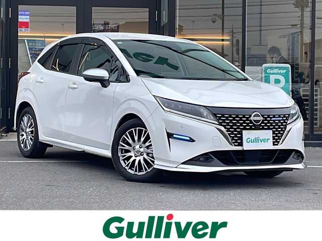 日産 ノート オーテック 茨城県 2023(令5)年 0.6万km ピュアホワイトパール 純正SDナビ(Bluetooth/フルセグTV/バックカメラ)/LEDオートライト/オートマチックハイビーム/サイドエアバッグ/スマートキー/冷房AAC/USB入力端子/レザーシート/純正エアロ/16インチ純正アルミホイール/コーナーセンサー/純正フロアマット