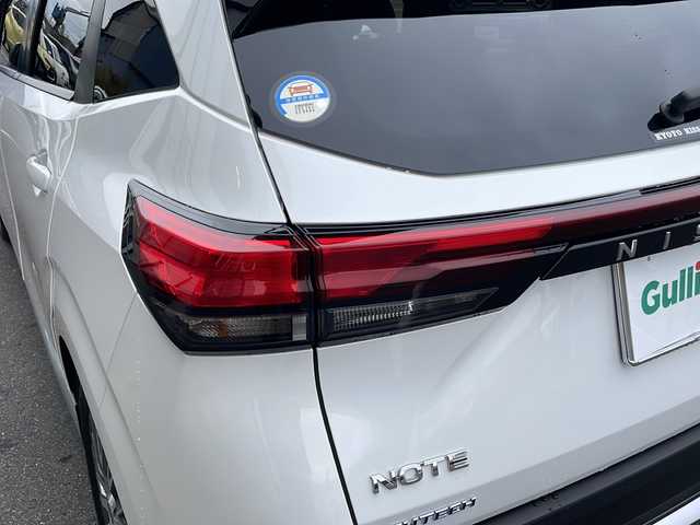 日産 ノート オーテック 茨城県 2023(令5)年 0.6万km ピュアホワイトパール 純正SDナビ(Bluetooth/フルセグTV/バックカメラ)/LEDオートライト/オートマチックハイビーム/サイドエアバッグ/スマートキー/冷房AAC/USB入力端子/レザーシート/純正エアロ/16インチ純正アルミホイール/コーナーセンサー/純正フロアマット