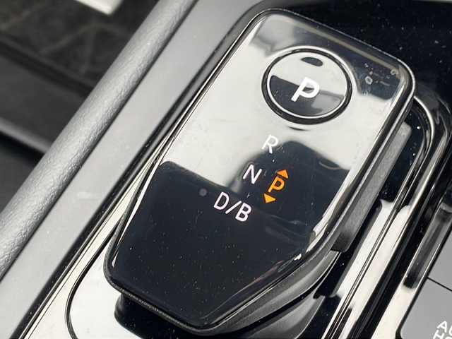 日産 ノート オーテック 茨城県 2023(令5)年 0.6万km ピュアホワイトパール 純正SDナビ(Bluetooth/フルセグTV/バックカメラ)/LEDオートライト/オートマチックハイビーム/サイドエアバッグ/スマートキー/冷房AAC/USB入力端子/レザーシート/純正エアロ/16インチ純正アルミホイール/コーナーセンサー/純正フロアマット