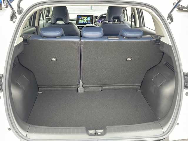 日産 ノート オーテック 茨城県 2023(令5)年 0.6万km ピュアホワイトパール 純正SDナビ(Bluetooth/フルセグTV/バックカメラ)/LEDオートライト/オートマチックハイビーム/サイドエアバッグ/スマートキー/冷房AAC/USB入力端子/レザーシート/純正エアロ/16インチ純正アルミホイール/コーナーセンサー/純正フロアマット