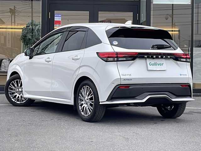 日産 ノート オーテック 茨城県 2023(令5)年 0.6万km ピュアホワイトパール 純正SDナビ(Bluetooth/フルセグTV/バックカメラ)/LEDオートライト/オートマチックハイビーム/サイドエアバッグ/スマートキー/冷房AAC/USB入力端子/レザーシート/純正エアロ/16インチ純正アルミホイール/コーナーセンサー/純正フロアマット