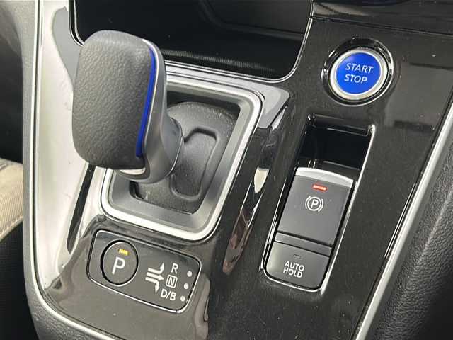 日産 セレナ e－パワー ハイウェイスター V 宮城県 2020(令2)年 6.5万km ブリリアントホワイトパール 2トーン 禁煙車/純正11.3インチフリップダウンモニター/プロパイロット/３６０°セーフティアシスト/・インテリジェントエマージェンシーブレーキ/・ふらつき警報/・アラウンドビューモニター/・車線逸脱警報/・車線逸脱防止支援/・後側方車両検知警報/・後側方衝突防止支援/・クロストラフィックアラート/デジタルインナーミラー/両側パワースライドドア/純正10インチSDナビ/・BT/CD/DVD/ブルーレイ/SD/AM/FM/フルセグTV/純正ドライブレコーダー/ビルトインETC/革巻きステアリング/ステアリングスイッチ/プッシュスタート/スマートキー/純正15インチアルミホイール/ドアバイザー/サンシェード/後席テーブル