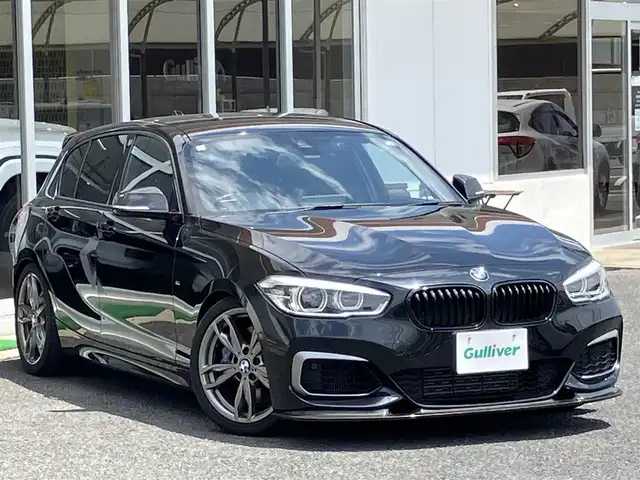 ＢＭＷ Ｍ１３５ｉ 山口県 2015(平27)年 2.8万km サファイアブラックP 純正HDDナビ・地デジチューナー/BluetoothAudio接続/バックカメラ/インテリジェントセーフティ/車線逸脱警報/クルーズコントロール/LEDオートライト/Fパワーシート/フロントスポイラー/ローダウン（バネ）/フロントグリル黒/ドライブレコーダー/スマートキー/ETC