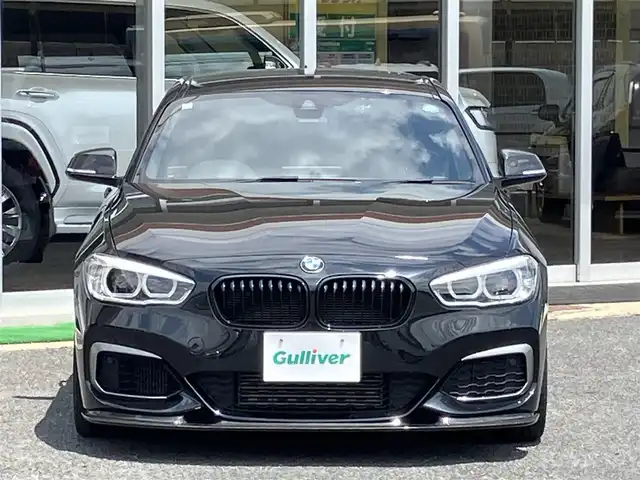 ＢＭＷ Ｍ１３５ｉ 山口県 2015(平27)年 2.8万km サファイアブラックP 純正HDDナビ・地デジチューナー/BluetoothAudio接続/バックカメラ/インテリジェントセーフティ/車線逸脱警報/クルーズコントロール/LEDオートライト/Fパワーシート/フロントスポイラー/ローダウン（バネ）/フロントグリル黒/ドライブレコーダー/スマートキー/ETC