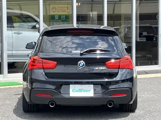 ＢＭＷ Ｍ１３５ｉ 山口県 2015(平27)年 2.8万km サファイアブラックP 純正HDDナビ・地デジチューナー/BluetoothAudio接続/バックカメラ/インテリジェントセーフティ/車線逸脱警報/クルーズコントロール/LEDオートライト/Fパワーシート/フロントスポイラー/ローダウン（バネ）/フロントグリル黒/ドライブレコーダー/スマートキー/ETC