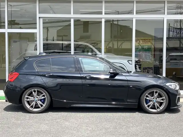 ＢＭＷ Ｍ１３５ｉ 山口県 2015(平27)年 2.8万km サファイアブラックP 純正HDDナビ・地デジチューナー/BluetoothAudio接続/バックカメラ/インテリジェントセーフティ/車線逸脱警報/クルーズコントロール/LEDオートライト/Fパワーシート/フロントスポイラー/ローダウン（バネ）/フロントグリル黒/ドライブレコーダー/スマートキー/ETC