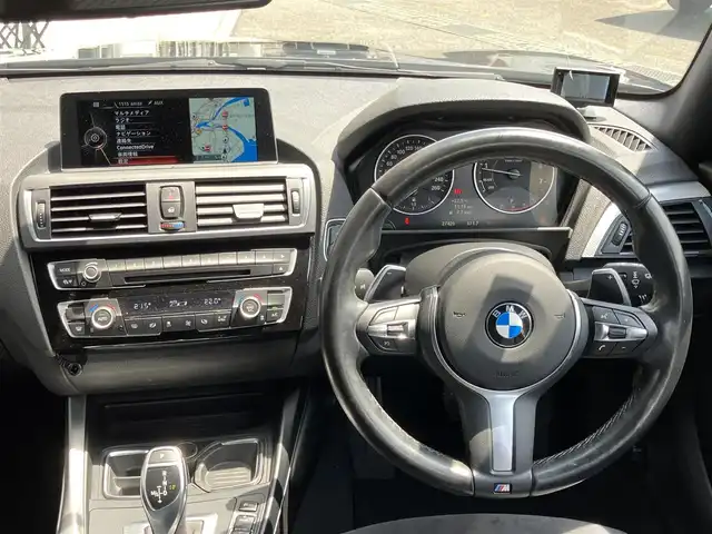 ＢＭＷ Ｍ１３５ｉ 山口県 2015(平27)年 2.8万km サファイアブラックP 純正HDDナビ・地デジチューナー/BluetoothAudio接続/バックカメラ/インテリジェントセーフティ/車線逸脱警報/クルーズコントロール/LEDオートライト/Fパワーシート/フロントスポイラー/ローダウン（バネ）/フロントグリル黒/ドライブレコーダー/スマートキー/ETC
