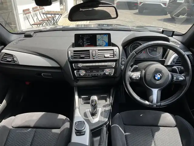 ＢＭＷ Ｍ１３５ｉ 山口県 2015(平27)年 2.8万km サファイアブラックP 純正HDDナビ・地デジチューナー/BluetoothAudio接続/バックカメラ/インテリジェントセーフティ/車線逸脱警報/クルーズコントロール/LEDオートライト/Fパワーシート/フロントスポイラー/ローダウン（バネ）/フロントグリル黒/ドライブレコーダー/スマートキー/ETC