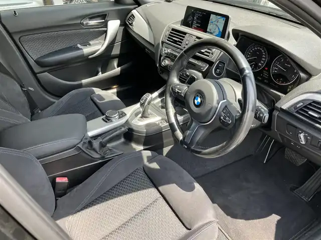 ＢＭＷ Ｍ１３５ｉ 山口県 2015(平27)年 2.8万km サファイアブラックP 純正HDDナビ・地デジチューナー/BluetoothAudio接続/バックカメラ/インテリジェントセーフティ/車線逸脱警報/クルーズコントロール/LEDオートライト/Fパワーシート/フロントスポイラー/ローダウン（バネ）/フロントグリル黒/ドライブレコーダー/スマートキー/ETC