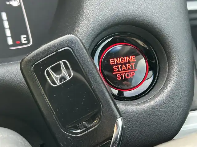 ホンダ フィット ホーム 島根県 2022(令4)年 2.3万km プレミアムサンライトホワイトパール 登録時走行距離22199km/取扱説明書【車両/ナビ】/保証書/純正Gathersナビ/バックカメラ/衝突軽減ブレーキ/レーダークルーズコントロール/レーンキープアシスト/プッシュスタート/スマートキー(スペアスマート×1)/ハーフレザーシート/LEDヘッドライト/オートライト/ドライブレコーダー/ETC