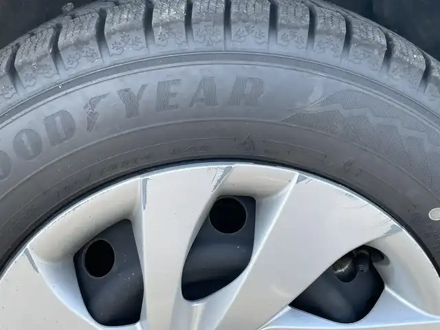 トヨタ ヤリス X 道央・札幌 2021(令3)年 3.8万km シルバーM ４WD/寒冷地仕様/純正メーカーナビ/AM/FM/BT/トヨタセーフティセンス/衝突被害軽減ブレーキ/横滑り防止装置/レーダークルーズコントロール/レーンキープアシスト/クリアランスソナー/バックカメラ/ETC/ワイパーデアイサー/DRIVEMODE/ステアリングリモコン/プッシュスタート/スマートキー/ハロゲンヘッドライト/オートライト/オートマチックハイビーム/電動格納ミラー/ウィンカーミラー/純正フロアマット/ドアバイザー