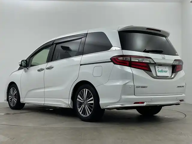 ホンダ オデッセイ アブソルート ホンダセンシング 鹿児島県 2019(平31)年 5.6万km プラチナホワイトパール 純正ナビ/(BT/CD/DVD/AM/FM/フルセグTV)/ホンダセンシング/アラウンドビューモニター/パーキングアシスト/レーダークルーズコントロール/ALPINE製フリップダウンモニター/オットマンシート/ハーフレザーシート/アイドリングストップ/前後ドライブレコーダー/ETC2.0/両側パワースライドドア/運転席パワーシート/パドルシフト/HDMI/純正17インチアルミホイール/純正フロアマット/保証書/取扱説明書
