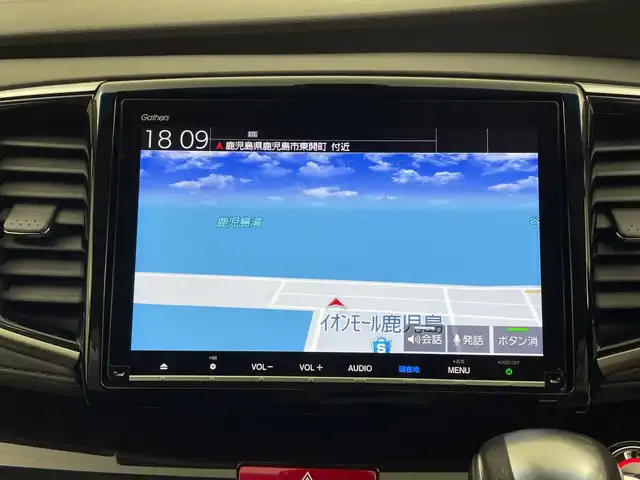 ホンダ オデッセイ アブソルート ホンダセンシング 鹿児島県 2019(平31)年 5.6万km プラチナホワイトパール 純正ナビ/(BT/CD/DVD/AM/FM/フルセグTV)/ホンダセンシング/アラウンドビューモニター/パーキングアシスト/レーダークルーズコントロール/ALPINE製フリップダウンモニター/オットマンシート/ハーフレザーシート/アイドリングストップ/前後ドライブレコーダー/ETC2.0/両側パワースライドドア/運転席パワーシート/パドルシフト/HDMI/純正17インチアルミホイール/純正フロアマット/保証書/取扱説明書