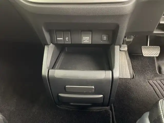 ホンダ オデッセイ アブソルート ホンダセンシング 鹿児島県 2019(平31)年 5.6万km プラチナホワイトパール 純正ナビ/(BT/CD/DVD/AM/FM/フルセグTV)/ホンダセンシング/アラウンドビューモニター/パーキングアシスト/レーダークルーズコントロール/ALPINE製フリップダウンモニター/オットマンシート/ハーフレザーシート/アイドリングストップ/前後ドライブレコーダー/ETC2.0/両側パワースライドドア/運転席パワーシート/パドルシフト/HDMI/純正17インチアルミホイール/純正フロアマット/保証書/取扱説明書