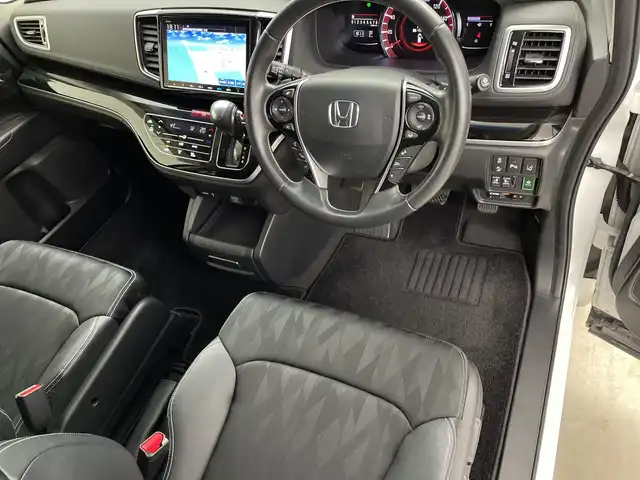 ホンダ オデッセイ アブソルート ホンダセンシング 鹿児島県 2019(平31)年 5.6万km プラチナホワイトパール 純正ナビ/(BT/CD/DVD/AM/FM/フルセグTV)/ホンダセンシング/アラウンドビューモニター/パーキングアシスト/レーダークルーズコントロール/ALPINE製フリップダウンモニター/オットマンシート/ハーフレザーシート/アイドリングストップ/前後ドライブレコーダー/ETC2.0/両側パワースライドドア/運転席パワーシート/パドルシフト/HDMI/純正17インチアルミホイール/純正フロアマット/保証書/取扱説明書