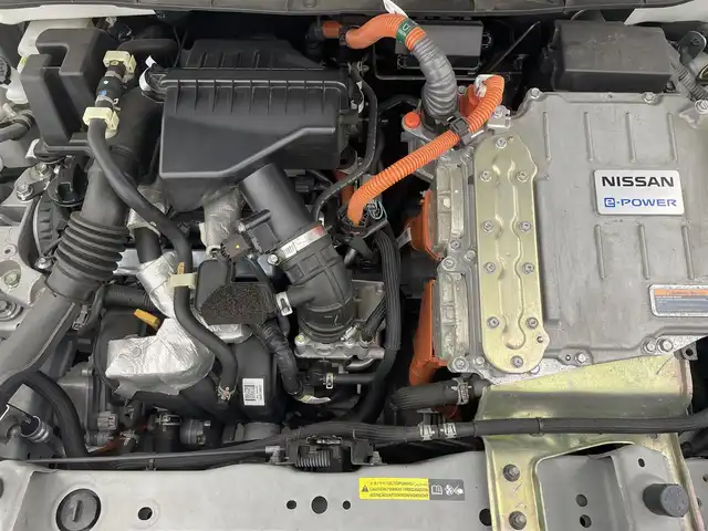 日産 キックス X ツートーンインテリアED 宮城県 2020(令2)年 5.3万km ブリリアントホワイトパール e-powerプロパイロット/純正SDナビ/・BT接続/フルセグTV/・USB入力/CD/DVD/アラウンドビューモニター/・バック/フロント/サイド/純正17インチアルミホイール/安全装備/・エマージェンシーブレーキ/・インテリジェントルームミラー/ヘッドライトレベライザー/革巻きステアリング/・ステアリングヒーター/純正LEDヘッドライト/・LEDフォグランプ/純正フロアマット/ルーフレール/禁煙車