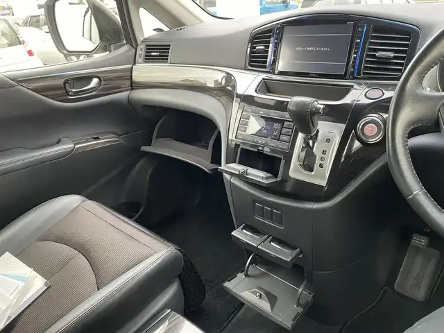 日産 エルグランド 250ハイウェイスター 埼玉県 2014(平26)年 11.8万km ブリリアントホワイトパール (株)IDOMが運営する【じしゃロン鳩ヶ谷店】の自社ローン対象車両になります。こちらは現金ご利用時の価格です。自社ローンご希望の方は別途その旨お申付け下さい。/純正ナビ（MM514D-L）　/  AM/FM/CD/DVD/フルセグＴＶ/両側パワースライドドア/ 　ワンタッチオートスライドドア/バックカメラ　/Ｗエアコン　/　 デュアルエアコン（前席）　/　 プラズマクラスター/革巻きステアリング　/ステアリングスイッチ/クルーズコントロール/フルエアロパーツ/オットマン（助手席/2列目）/キャプテンシート（前席/2列目）　/ETC/革巻きシフトレバー　/木目調パネル/ロールサンシェード（2列目/3列目）/ISOFIX/フォグランプ/電動格納式ウィンカーミラー