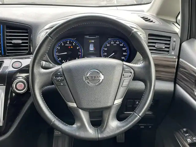 日産 エルグランド 250ハイウェイスター 埼玉県 2014(平26)年 11.8万km ブリリアントホワイトパール (株)IDOMが運営する【じしゃロン鳩ヶ谷店】の自社ローン対象車両になります。こちらは現金ご利用時の価格です。自社ローンご希望の方は別途その旨お申付け下さい。/純正ナビ（MM514D-L）　/  AM/FM/CD/DVD/フルセグＴＶ/両側パワースライドドア/ 　ワンタッチオートスライドドア/バックカメラ　/Ｗエアコン　/　 デュアルエアコン（前席）　/　 プラズマクラスター/革巻きステアリング　/ステアリングスイッチ/クルーズコントロール/フルエアロパーツ/オットマン（助手席/2列目）/キャプテンシート（前席/2列目）　/ETC/革巻きシフトレバー　/木目調パネル/ロールサンシェード（2列目/3列目）/ISOFIX/フォグランプ/電動格納式ウィンカーミラー