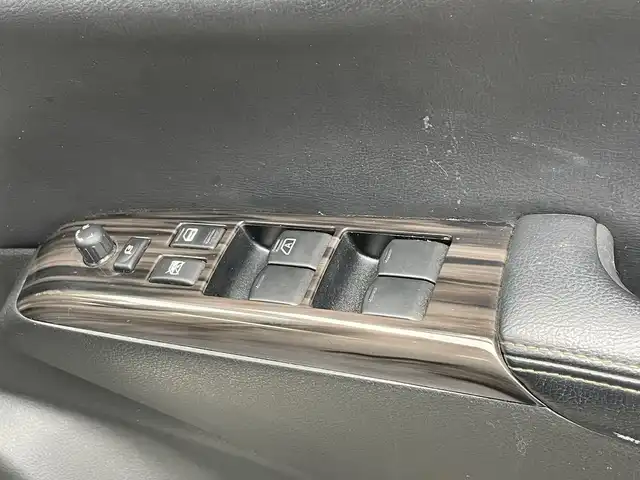 日産 エルグランド 250ハイウェイスター 埼玉県 2014(平26)年 11.8万km ブリリアントホワイトパール (株)IDOMが運営する【じしゃロン鳩ヶ谷店】の自社ローン対象車両になります。こちらは現金ご利用時の価格です。自社ローンご希望の方は別途その旨お申付け下さい。/純正ナビ（MM514D-L）　/  AM/FM/CD/DVD/フルセグＴＶ/両側パワースライドドア/ 　ワンタッチオートスライドドア/バックカメラ　/Ｗエアコン　/　 デュアルエアコン（前席）　/　 プラズマクラスター/革巻きステアリング　/ステアリングスイッチ/クルーズコントロール/フルエアロパーツ/オットマン（助手席/2列目）/キャプテンシート（前席/2列目）　/ETC/革巻きシフトレバー　/木目調パネル/ロールサンシェード（2列目/3列目）/ISOFIX/フォグランプ/電動格納式ウィンカーミラー