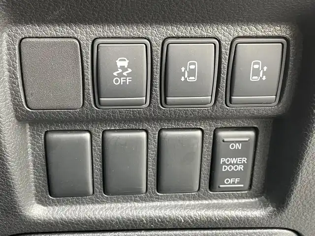 日産 エルグランド 250ハイウェイスター 埼玉県 2014(平26)年 11.8万km ブリリアントホワイトパール (株)IDOMが運営する【じしゃロン鳩ヶ谷店】の自社ローン対象車両になります。こちらは現金ご利用時の価格です。自社ローンご希望の方は別途その旨お申付け下さい。/純正ナビ（MM514D-L）　/  AM/FM/CD/DVD/フルセグＴＶ/両側パワースライドドア/ 　ワンタッチオートスライドドア/バックカメラ　/Ｗエアコン　/　 デュアルエアコン（前席）　/　 プラズマクラスター/革巻きステアリング　/ステアリングスイッチ/クルーズコントロール/フルエアロパーツ/オットマン（助手席/2列目）/キャプテンシート（前席/2列目）　/ETC/革巻きシフトレバー　/木目調パネル/ロールサンシェード（2列目/3列目）/ISOFIX/フォグランプ/電動格納式ウィンカーミラー