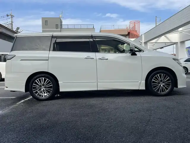 日産 エルグランド 250ハイウェイスター 埼玉県 2014(平26)年 11.8万km ブリリアントホワイトパール (株)IDOMが運営する【じしゃロン鳩ヶ谷店】の自社ローン対象車両になります。こちらは現金ご利用時の価格です。自社ローンご希望の方は別途その旨お申付け下さい。/純正ナビ（MM514D-L）　/  AM/FM/CD/DVD/フルセグＴＶ/両側パワースライドドア/ 　ワンタッチオートスライドドア/バックカメラ　/Ｗエアコン　/　 デュアルエアコン（前席）　/　 プラズマクラスター/革巻きステアリング　/ステアリングスイッチ/クルーズコントロール/フルエアロパーツ/オットマン（助手席/2列目）/キャプテンシート（前席/2列目）　/ETC/革巻きシフトレバー　/木目調パネル/ロールサンシェード（2列目/3列目）/ISOFIX/フォグランプ/電動格納式ウィンカーミラー