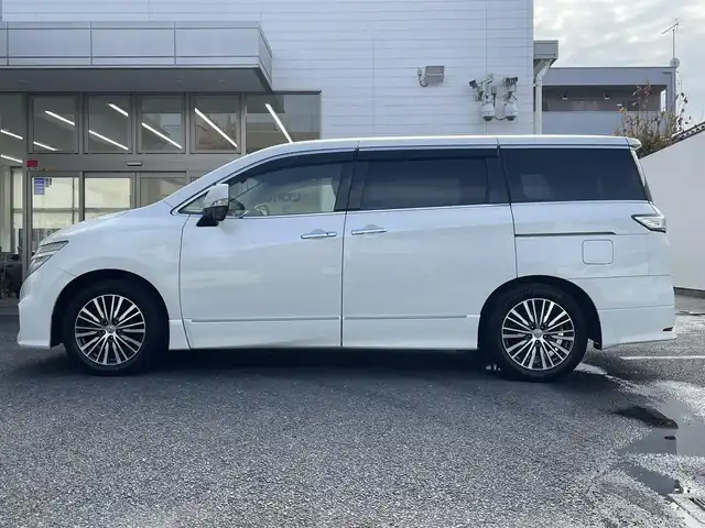 日産 エルグランド 250ハイウェイスター 埼玉県 2014(平26)年 11.8万km ブリリアントホワイトパール (株)IDOMが運営する【じしゃロン鳩ヶ谷店】の自社ローン対象車両になります。こちらは現金ご利用時の価格です。自社ローンご希望の方は別途その旨お申付け下さい。/純正ナビ（MM514D-L）　/  AM/FM/CD/DVD/フルセグＴＶ/両側パワースライドドア/ 　ワンタッチオートスライドドア/バックカメラ　/Ｗエアコン　/　 デュアルエアコン（前席）　/　 プラズマクラスター/革巻きステアリング　/ステアリングスイッチ/クルーズコントロール/フルエアロパーツ/オットマン（助手席/2列目）/キャプテンシート（前席/2列目）　/ETC/革巻きシフトレバー　/木目調パネル/ロールサンシェード（2列目/3列目）/ISOFIX/フォグランプ/電動格納式ウィンカーミラー