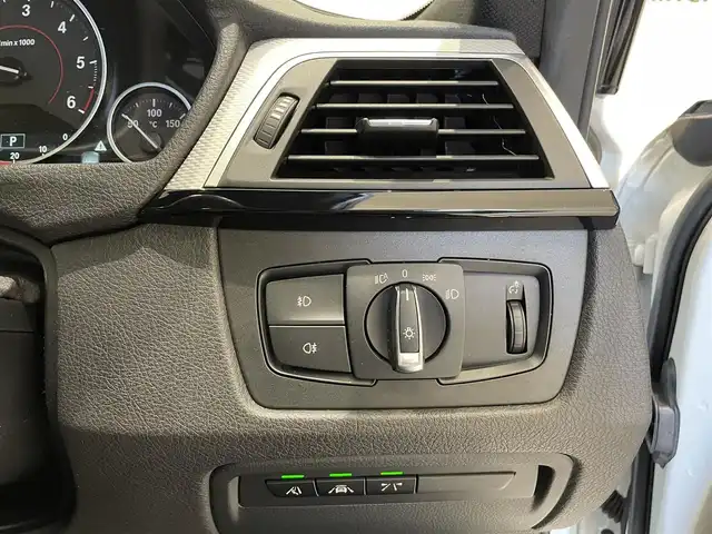 ＢＭＷ ３２０ｄ Mスポーツ 福岡県 2017(平29)年 6.6万km 白 ＡＣＣ／ＢＳＭ　/アンビエントライト　/純正ナビ　/Ｂカメラ　/Ｂｌｕｅｔｏｏｔｈ　/ＣＤ／ＤＶＤ　/パドルシフト　/後ソナー　/コンフォートアクセス　/純正ＯＰ１９インチＡＷ（ダブルスポーク・スタイリング７９１Ｍ）