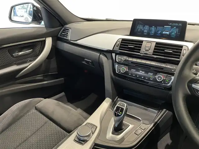 ＢＭＷ ３２０ｄ Mスポーツ 福岡県 2017(平29)年 6.6万km 白 ＡＣＣ／ＢＳＭ　/アンビエントライト　/純正ナビ　/Ｂカメラ　/Ｂｌｕｅｔｏｏｔｈ　/ＣＤ／ＤＶＤ　/パドルシフト　/後ソナー　/コンフォートアクセス　/純正ＯＰ１９インチＡＷ（ダブルスポーク・スタイリング７９１Ｍ）