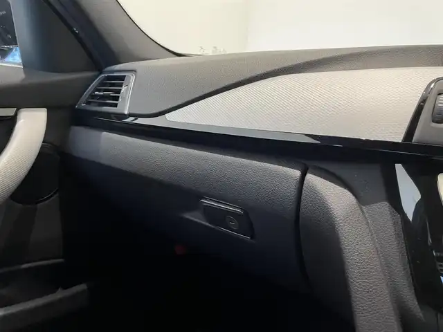 ＢＭＷ ３２０ｄ Mスポーツ 福岡県 2017(平29)年 6.6万km 白 ＡＣＣ／ＢＳＭ　/アンビエントライト　/純正ナビ　/Ｂカメラ　/Ｂｌｕｅｔｏｏｔｈ　/ＣＤ／ＤＶＤ　/パドルシフト　/後ソナー　/コンフォートアクセス　/純正ＯＰ１９インチＡＷ（ダブルスポーク・スタイリング７９１Ｍ）