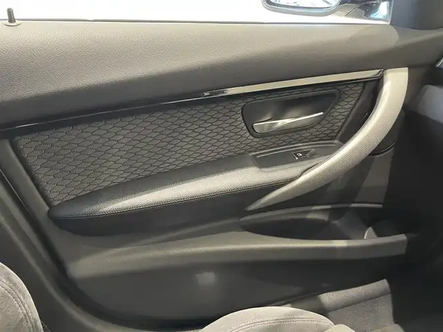 ＢＭＷ ３２０ｄ Mスポーツ 福岡県 2017(平29)年 6.6万km 白 ＡＣＣ／ＢＳＭ　/アンビエントライト　/純正ナビ　/Ｂカメラ　/Ｂｌｕｅｔｏｏｔｈ　/ＣＤ／ＤＶＤ　/パドルシフト　/後ソナー　/コンフォートアクセス　/純正ＯＰ１９インチＡＷ（ダブルスポーク・スタイリング７９１Ｍ）