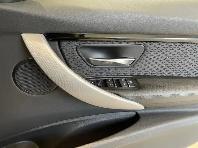 ＢＭＷ ３２０ｄ Mスポーツ 福岡県 2017(平29)年 6.6万km 白 ＡＣＣ／ＢＳＭ　/アンビエントライト　/純正ナビ　/Ｂカメラ　/Ｂｌｕｅｔｏｏｔｈ　/ＣＤ／ＤＶＤ　/パドルシフト　/後ソナー　/コンフォートアクセス　/純正ＯＰ１９インチＡＷ（ダブルスポーク・スタイリング７９１Ｍ）