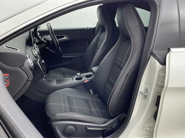 メルセデス・ベンツ ＣＬＡ１８０ 新潟県 2015(平27)年 3.4万km 白 ターボ/メーカー純正ナビ/(CD.DVD.SD再生.フルセグ.Bluetooth)/バックカメラ/CPA/車間追従クルーズコントロール/ブラインドスポットモニター/パドルシフト/革巻きステアリング/ステアリングリモコン/LEDオートライト/フォグランプ/コーナーセンサー/ドライブレコーダー/電子制御パーキングブレーキ/プッシュスタート/スマートキー×2/純正フロアマット