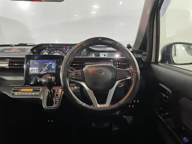 スズキ ワゴンＲ スティングレー HYBRID X 青森県 2018(平30)年 3.3万km ピュアホワイトP 4WD/デュアルセンサーブレーキサポート/ドライブレコーダー/アイドリングストップ/社外メモリナビ/[FM/AM/CD/DVD/SD/USB/BT/HDMI]/フルセグTV/社外エンジンスターター/オートマチックハイビーム/ヘッドアップディスプレイ/ステアリングリモコン/純正ドアバイザー/電格ミラー/保証書/取扱説明書