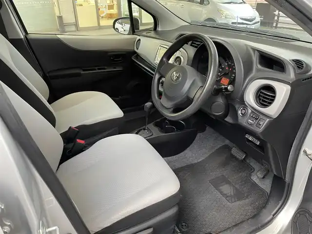 トヨタ ヴィッツ F 福岡県 2012(平24)年 10.3万km シルバーM 社外ナビ/（AM/FM/CD/DVD/SD/ワンセグTV）/ETC/電格ミラー/ドライブレコーダー前（SD無し）/純正フロアマット/スペアキー×１
