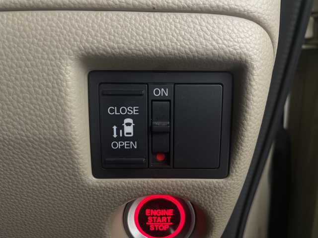 ホンダ Ｎ ＢＯＸ G L ホンダセンシング 埼玉県 2018(平30)年 4.9万km プレミアムアイボリーパール/ブラウン2トーン 社外ナビ　MDV-D565BT/（Bluetooth/CD/DVD/USB/AM/FM）/地デジフルセグ/バックカメラ/ETC/Honda SENSING/・衝突軽減ブレーキ/・アダプティブクルーズコントロール/・誤発進抑制機能/・歩行者事故低減ステアリング/・路外逸脱抑制機能/・オートハイビーム/・先行車発進お知らせ機能/・標識認識機能/片側パワースライドドア/プッシュスタート/ステアリングリモコン/ロールサンシェード/ウィンカーミラー