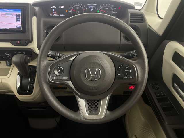 ホンダ Ｎ ＢＯＸ G L ホンダセンシング 埼玉県 2018(平30)年 4.9万km プレミアムアイボリーパール/ブラウン2トーン 社外ナビ　MDV-D565BT/（Bluetooth/CD/DVD/USB/AM/FM）/地デジフルセグ/バックカメラ/ETC/Honda SENSING/・衝突軽減ブレーキ/・アダプティブクルーズコントロール/・誤発進抑制機能/・歩行者事故低減ステアリング/・路外逸脱抑制機能/・オートハイビーム/・先行車発進お知らせ機能/・標識認識機能/片側パワースライドドア/プッシュスタート/ステアリングリモコン/ロールサンシェード/ウィンカーミラー